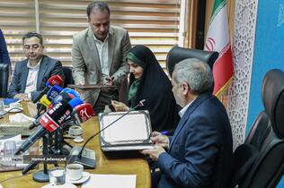 علیرضا کاظمی، وزیر آموزش و پرورش و فرزانه صادق مالواجِرد وزیر راه و شهرسازی در مراسم امضای تفاهم‌نامه همکاری حوزه مسکن فرهنگیان