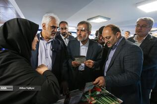علی منتظری مقدم رئیس جهاد دانشگاهی در بازدید از نمایشگاه علمی دانشگاه آزاد اسلامی