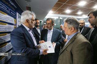علی منتظری مقدم رئیس جهاد دانشگاهی در بازدید از نمایشگاه علمی دانشگاه آزاد اسلامی