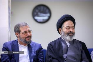 حجت الاسلام والمسلمین سید عبدالفتاح نواب سرپرست حجاج ایرانی و علیرضا بیات رئیس سازمان حج و زیارت در همایش سراسری زائران اهل سنت با عنوان همگرایی اسلامی در حج برای دفاع از فلسطین