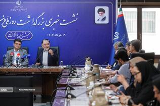 یحیی آل‌اسحاق رئیس شورای راهبردی مرکز ملی فرش دستباف ایران و محمدصادق مفتح مشاور وزیر صنعت، معدن و تجارت در امور بازرگانی