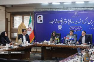 یحیی آل‌اسحاق رئیس شورای راهبردی مرکز ملی فرش دستباف ایران، محمدصادق مفتح مشاور وزیر صنعت، معدن و تجارت در امور بازرگانی و زهرا کمانی رئیس مرکز ملی فرش ایران