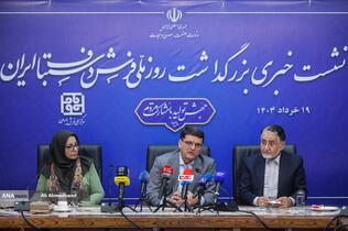 یحیی آل‌اسحاق رئیس شورای راهبردی مرکز ملی فرش دستباف ایران، محمدصادق مفتح مشاور وزیر صنعت، معدن و تجارت در امور بازرگانی و زهرا کمانی رئیس مرکز ملی فرش ایران