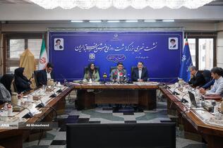 یحیی آل‌اسحاق رئیس شورای راهبردی مرکز ملی فرش دستباف ایران، محمدصادق مفتح مشاور وزیر صنعت، معدن و تجارت در امور بازرگانی و زهرا کمانی رئیس مرکز ملی فرش ایران