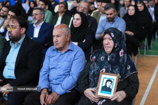 حضور خانواده شهدا در مراسم افتتاح 8 نیروگاه خورشیدی در شهر تهران