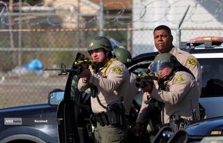 درگیری پلیس ضد شورش و معترضان در لس‌آنجلس آمریکا