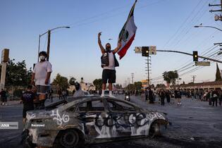 درگیری پلیس ضد شورش و معترضان در لس‌آنجلس آمریکا