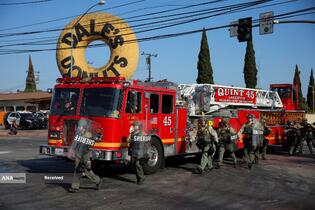 درگیری پلیس ضد شورش و معترضان در لس‌آنجلس آمریکا