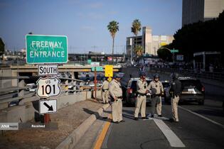 درگیری پلیس ضد شورش و معترضان در لس‌آنجلس آمریکا