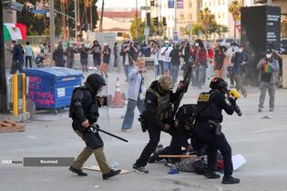 درگیری پلیس ضد شورش و معترضان در لس‌آنجلس آمریکا