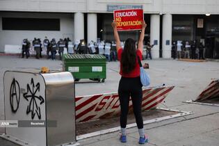 درگیری پلیس ضد شورش و معترضان در لس‌آنجلس آمریکا