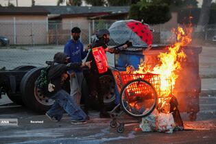 درگیری پلیس ضد شورش و معترضان در لس‌آنجلس آمریکا