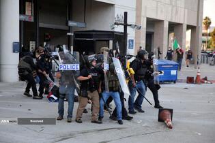 درگیری پلیس ضد شورش و معترضان در لس‌آنجلس آمریکا