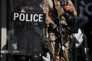 درگیری پلیس ضد شورش و معترضان در لس‌آنجلس آمریکا