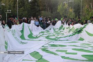 اهتزاز بزرگترین پرچم علوی بر فراز تهران