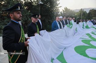 اهتزاز بزرگترین پرچم علوی بر فراز تهران