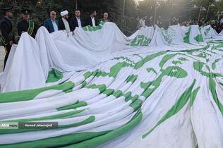 اهتزاز بزرگترین پرچم علوی بر فراز تهران