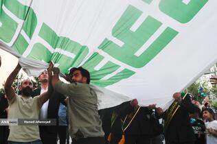 اهتزاز بزرگترین پرچم علوی بر فراز تهران