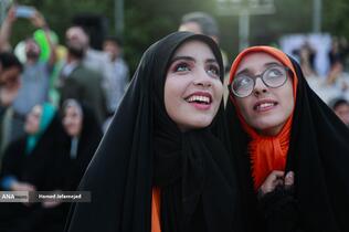 اهتزاز بزرگترین پرچم علوی بر فراز تهران