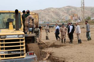 کمک رسانی شهید محمدمهدی طهرانچی دانشمند هسته ای در مناطق سیل زده لرستان پلدختر در سال 1398 همراه گروه های جهادی