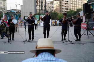 اجرای موسیقی آذری در میدان هفت تیر تهران