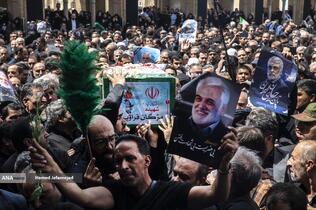 تشییع و تدفین پیکر مطهر دانشمند هسته‌ای شهید محمدمهدی طهرانچی رییس دانشگاه آزاد اسلامی و همسر گرانقدرش شهیده مژگان قراویری در حرم حضرت عبدالعظیم حسنی(ع)