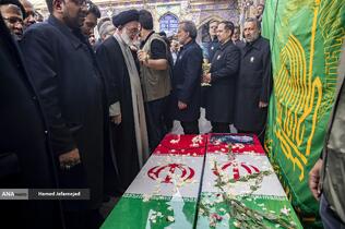 اقامه نماز میت توسط حجت‌الاسلام قاضی‌ تولیت آستان مطهر حضرت عبدالعظیم بر پیکر مطهر دانشمند هسته‌ای شهید محمدمهدی طهرانچی رییس دانشگاه آزاد اسلامی و همسر گرانقدرش شهیده مژگان قراویری در حرم حضرت عبدالعظیم حسنی(ع)