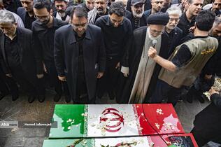 اقامه نماز میت توسط حجت‌الاسلام قاضی‌ تولیت آستان مطهر حضرت عبدالعظیم بر پیکر مطهر دانشمند هسته‌ای شهید محمدمهدی طهرانچی رییس دانشگاه آزاد اسلامی و همسر گرانقدرش شهیده مژگان قراویری در حرم حضرت عبدالعظیم حسنی(ع)