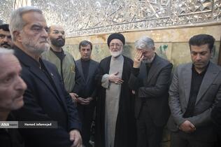 سیدعباس صالحی وزیر فرهنگ و ارشاد اسلامی و حجت‌الاسلام قاضی‌ تولیت آستان مطهر حضرت عبدالعظیم در مراسم تشییع و تدفین پیکر مطهر دانشمند هسته‌ای شهید محمدمهدی طهرانچی رییس دانشگاه آزاد اسلامی و همسر گرانقدرش شهیده مژگان قراویری در حرم حضرت عبدالعظیم حسنی(ع)