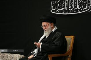 مراسم عزادارای شب عاشورای حسینی(ع) در حسینیه امام خمینی(ره) با حضور رهبر معظم انقلاب