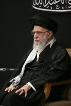 مراسم عزادارای شب عاشورای حسینی(ع) در حسینیه امام خمینی(ره) با حضور رهبر معظم انقلاب