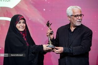  احمدرضا درویش، کارگردان سینمای ایران دو تندیس سیمرغ بلورین جشنواره فجر و جشن خانه سینمای خود را به پاس اقدام شجاعانه مجری خبر صداوسیما به سحر امامی تقدیم کرد - بزرگداشت شهدای رسانه در نبرد با رژیم صهیونیستی