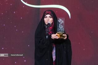 اهدای سیمرغ بلورین به سحر امامی مجری تلویزیون به پاس اقدام شجاعانه مجری خبر صداوسیما در حمله رژیم صهیونیستی به ساختمان شیشه ای صدا و سیما در مراسم بزرگداشت شهدای رسانه در نبرد با رژیم صهیونیستی