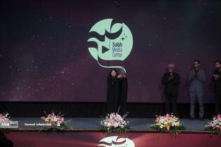 اهدای سیمرغ بلورین به سحر امامی مجری تلویزیون به پاس اقدام شجاعانه مجری خبر صداوسیما در حمله رژیم صهیونیستی به ساختمان شیشه ای صدا و سیما در مراسم بزرگداشت شهدای رسانه در نبرد با رژیم صهیونیستی