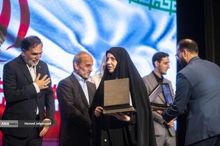 تجلیل از فرزند سرلشکر شهید محمد باقری با حضور پیمان جبلی رییس سازمان صدا و سیما در مراسم بزرگداشت شهدای رسانه در نبرد با رژیم صهیونیستی