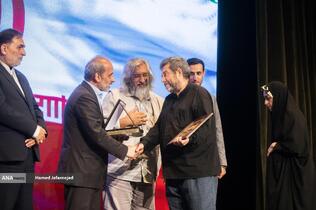 تجلیل از خانواده شهدا با حضور پیمان جبلی رییس سازمان صدا و سیما در مراسم بزرگداشت شهدای رسانه در نبرد با رژیم صهیونیستی