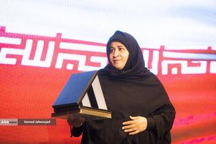 تجلیل از همسر شهید نیما رجب پور با حضور پیمان جبلی رییس سازمان صدا و سیما در مراسم بزرگداشت شهدای رسانه در نبرد با رژیم صهیونیستی