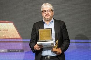 تجلیل از هومن خلیلی، کارگردان خبر در مراسم بزرگداشت شهدای رسانه در نبرد با رژیم صهیونیستی