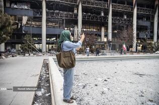 بازدید خبرنگاران خارجی از آثار به‌جامانده از حمله موشکی رژیم صهیونیستی به ساختمان شیشه ای صدا و سیما که در تاریخ ۲۴ تیرماه صورت گرفت