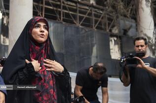 توضیحات سحر امامی مجری تلویزیون در خصوص حمله رژیم صهیونیستی به ساختمان شیشه ای صدا و سیما در بازدید خبرنگاران خارجی از آثار به‌جامانده از حمله موشکی رژیم صهیونیستی به ساختمان شیشه ای صدا و سیما که در تاریخ ۲۴ تیرماه صورت گرفت