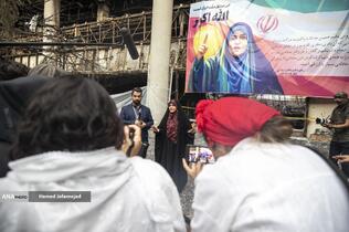 توضیحات سحر امامی مجری تلویزیون در خصوص حمله رژیم صهیونیستی به ساختمان شیشه ای صدا و سیما در بازدید خبرنگاران خارجی از آثار به‌جامانده از حمله موشکی رژیم صهیونیستی به ساختمان شیشه ای صدا و سیما که در تاریخ ۲۴ تیرماه صورت گرفت