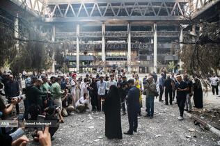 توضیحات سحر امامی مجری تلویزیون در خصوص حمله رژیم صهیونیستی به ساختمان شیشه ای صدا و سیما در بازدید خبرنگاران خارجی از آثار به‌جامانده از حمله موشکی رژیم صهیونیستی به ساختمان شیشه ای صدا و سیما که در تاریخ ۲۴ تیرماه صورت گرفت