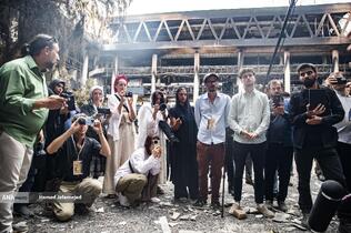 بازدید خبرنگاران خارجی از آثار به‌جامانده از حمله موشکی رژیم صهیونیستی به ساختمان شیشه ای صدا و سیما که در تاریخ ۲۴ تیرماه صورت گرفت