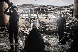 بازدید خبرنگاران خارجی از آثار به‌جامانده از حمله موشکی رژیم صهیونیستی به ساختمان شیشه ای صدا و سیما که در تاریخ ۲۴ تیرماه صورت گرفت