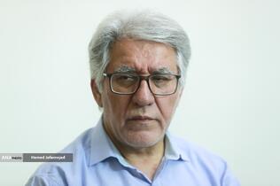 رضا مجیدزاده پژوهشگر حوزه اقتصاد و نویسنده در نشست خبری دومین جایزه استاد عالی نسب