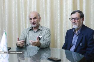  سیدمحمدرضا بهشتی فیلسوف و استاد فلسفه دانشگاه تهران و فرشاد مومنی اقتصاددان، استاد اقتصاد دانشگاه علامه طباطبایی و رئیس مؤسسه دین و اقتصاد در نشست خبری دومین جایزه استاد عالی نسب