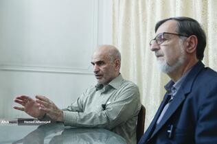  سیدمحمدرضا بهشتی فیلسوف و استاد فلسفه دانشگاه تهران و فرشاد مومنی اقتصاددان، استاد اقتصاد دانشگاه علامه طباطبایی و رئیس مؤسسه دین و اقتصاد در نشست خبری دومین جایزه استاد عالی نسب