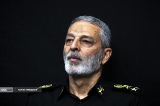 سرلشکر سیدعبدالرحیم موسوی رئیس ستادکل نیروهای مسلح در مراسم گرامیداشت چهلمین روز درگذشت شهید سپهبد محمد باقری (محمد حسین افشردی) و همسر وی ( اشرف افشردی) و دختر این فرمانده عزیز (فرشته افشردی)