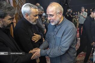 محمدباقر قالیباف رئیس مجلس شورای اسلامی در مراسم گرامیداشت چهلمین روز درگذشت شهید سپهبد محمد باقری (محمد حسین افشردی) و همسر وی ( اشرف افشردی) و دختر این فرمانده عزیز (فرشته افشردی)