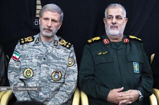 سرلشکر محمد پاک پور فرمانده کل سپاه پاسداران و سرلشکر امیر حاتمی فرمانده کل ارتش در مراسم گرامیداشت چهلمین روز درگذشت شهید سپهبد محمد باقری (محمد حسین افشردی) و همسر وی ( اشرف افشردی) و دختر این فرمانده عزیز (فرشته افشردی)